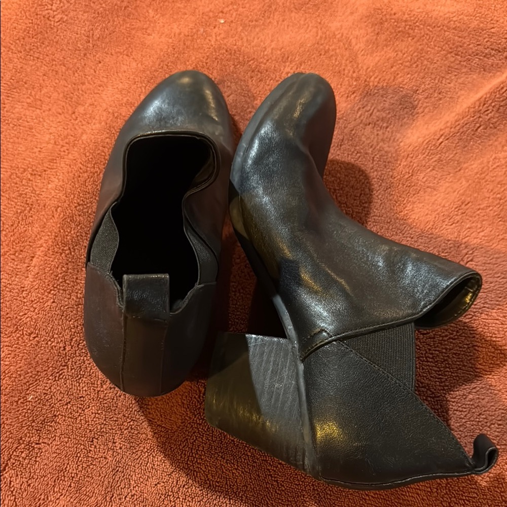 AEROSOLES Black Ankle Booties with Chunky Heel